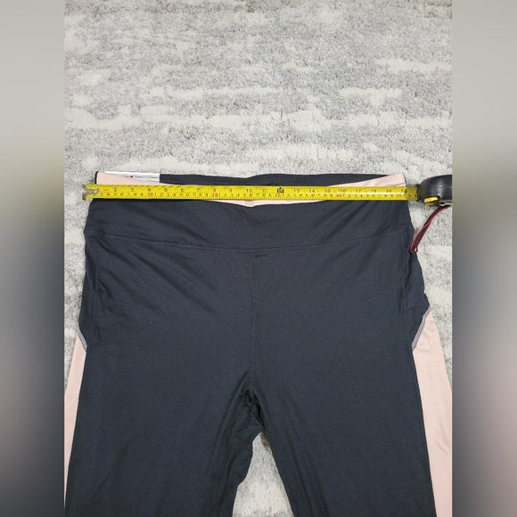 Black Leggings with Curved Design Moisture-Wicking Fabric - Picture 7 of 8